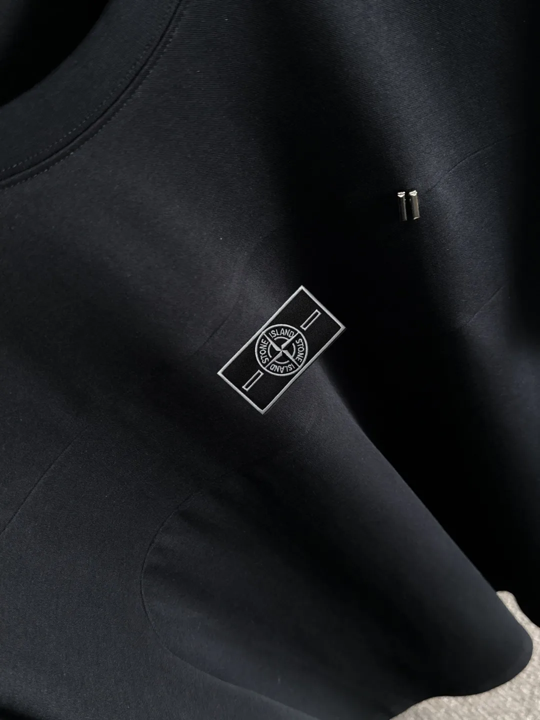 Next day shipment P300 High version Stone lsland/Stone Island 25ss spring and summer new high-end T-shirt Made with machines imported from Italy. Truly the most luxurious and high-quality style that you can wear with your eyes closed. Heavy combed fabrics. High-strength and heavy-weight fabrics feel substantial when weighed. The upper body is more textured than ordinary T-shirts and is not easy to deform. This texture can cope with the weather, absorb sweat and breathable, and is suitable for both hot and cold conditions! Perfectly produced with reference to the original stitch and stitch! The loose fit design is super noble. Custom-woven signature ribbed collar, cuffs, and hem. Really rare and rare goods Size: M-XXXL